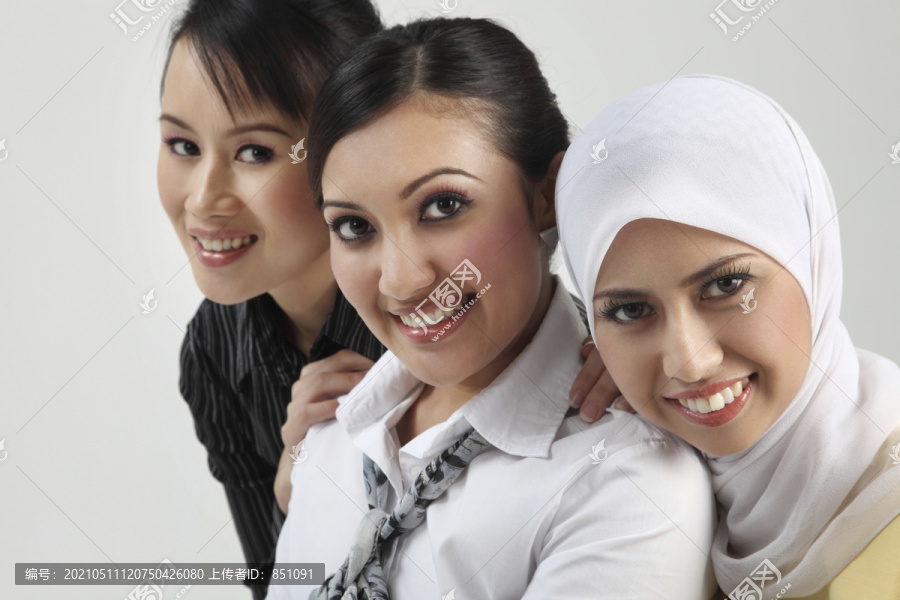 三个女人对着镜头微笑的特写镜头