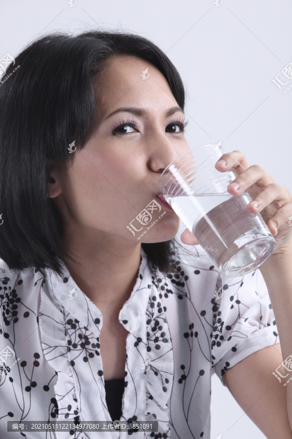 饮用水的年轻女子