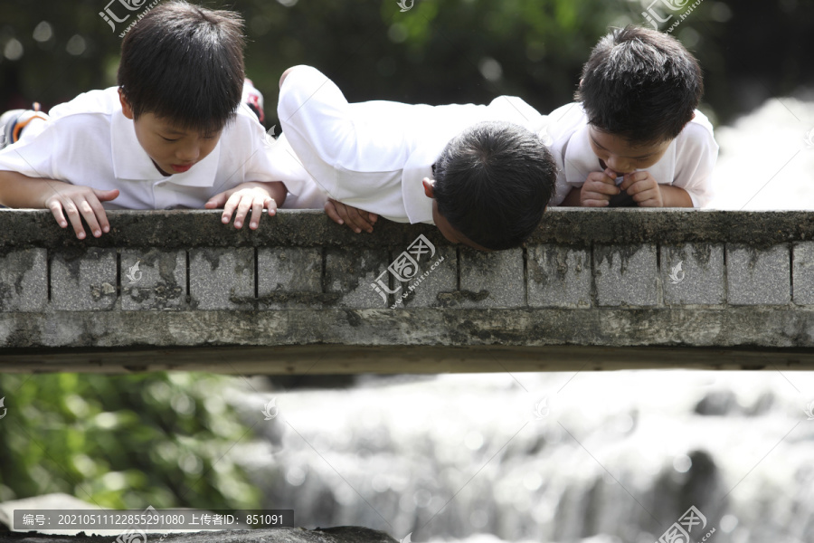 三个孩子在桥上玩