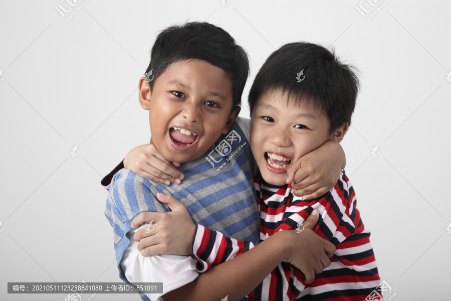 两个男孩互相拥抱
