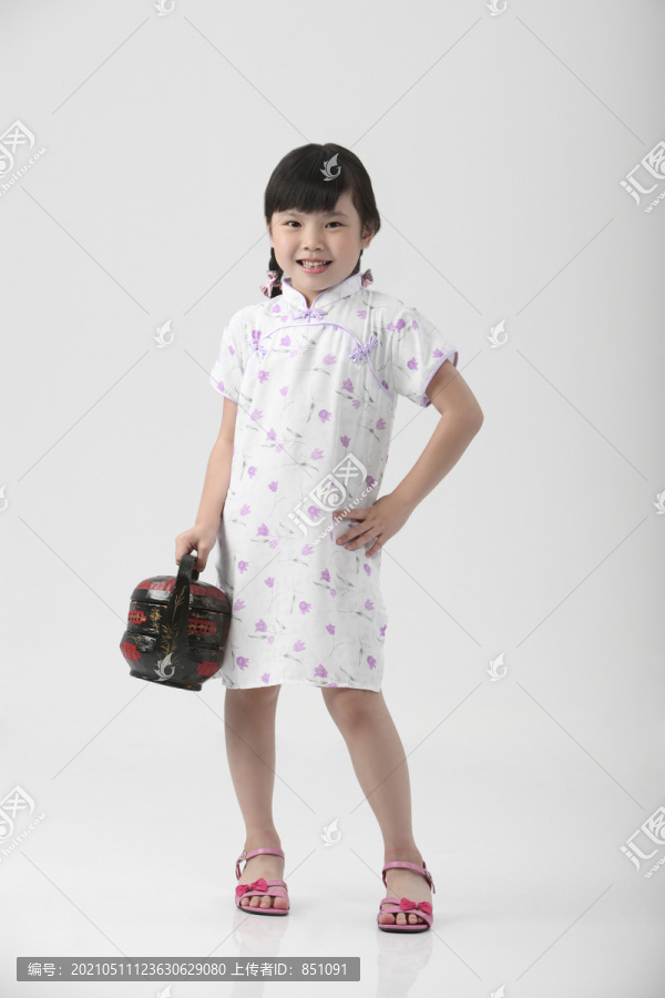 穿中国传统服装的小女孩