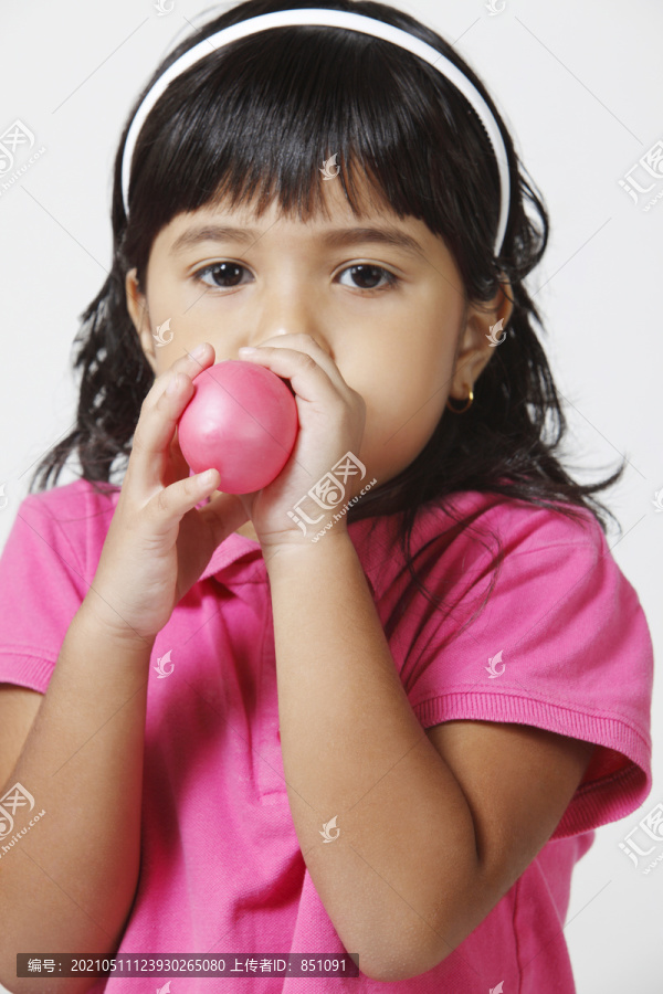 吹气球的小女孩的画像