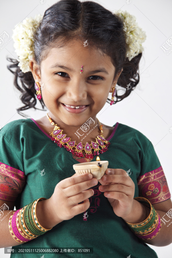 穿着传统服装的印度小女孩，微笑着