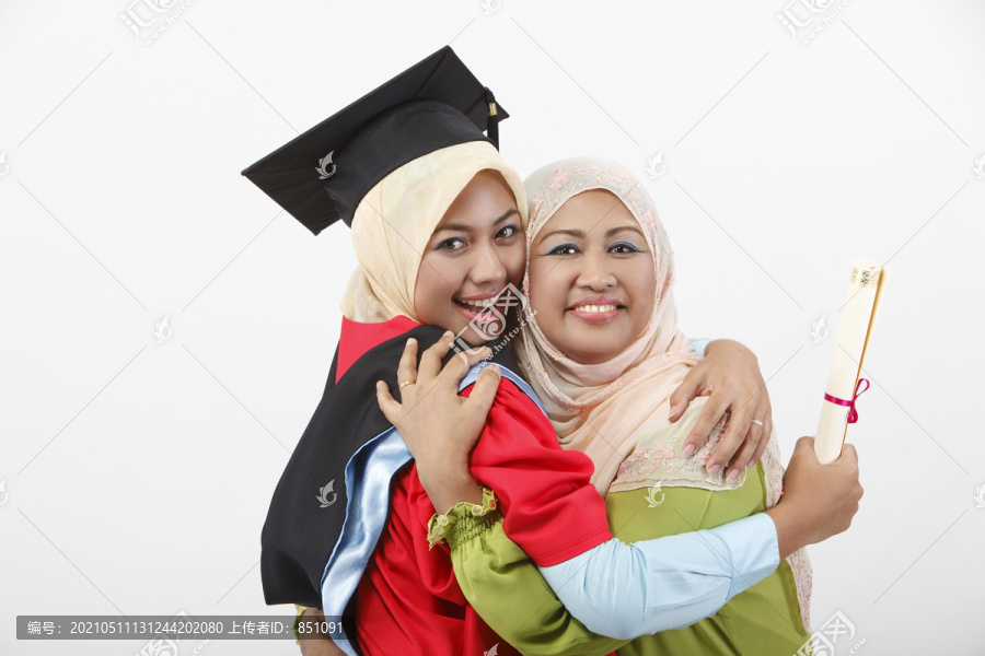 毕业日拥抱母亲的年轻女子