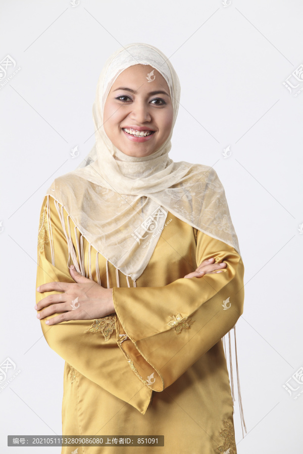 一个交叉双臂的马来女人。