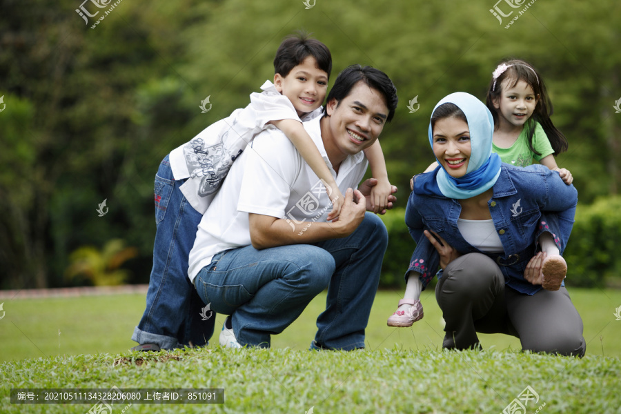 马来家庭在公园里玩得很开心