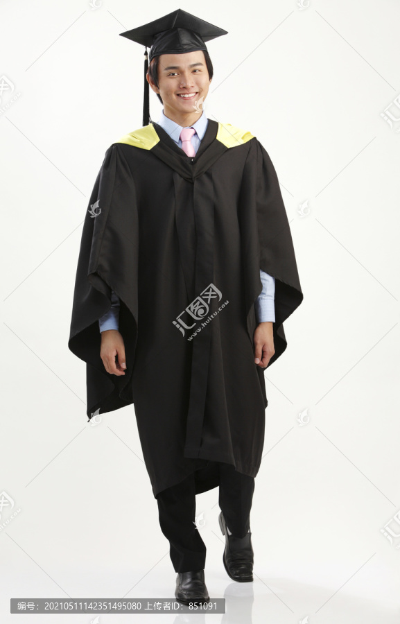 穿毕业礼服的男人的全身