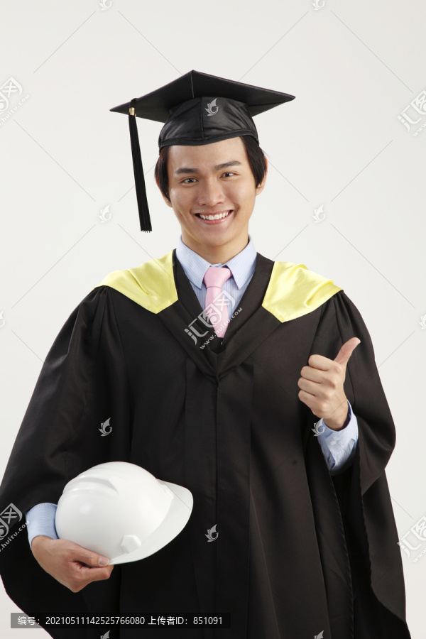 男毕业生手持安全帽