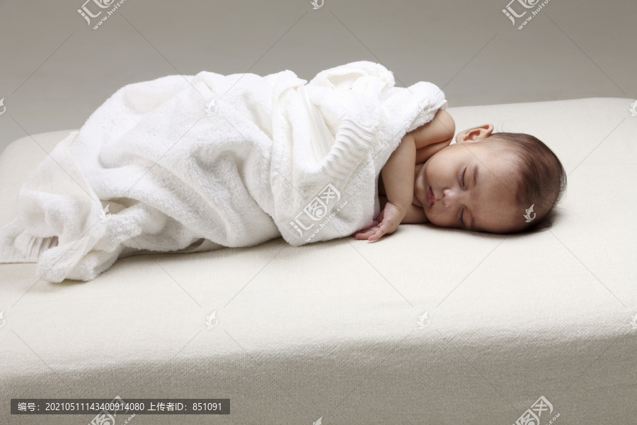新生儿躺在白色毯子里的特写镜头