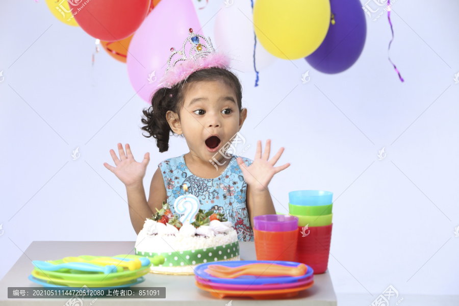 生日蛋糕前的快乐孩子-惊喜