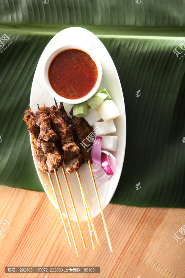 马来西亚名菜沙爹配黄瓜和烤肉