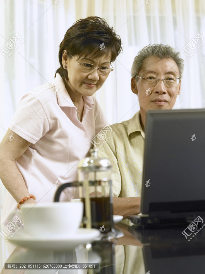 男教女用笔记本电脑