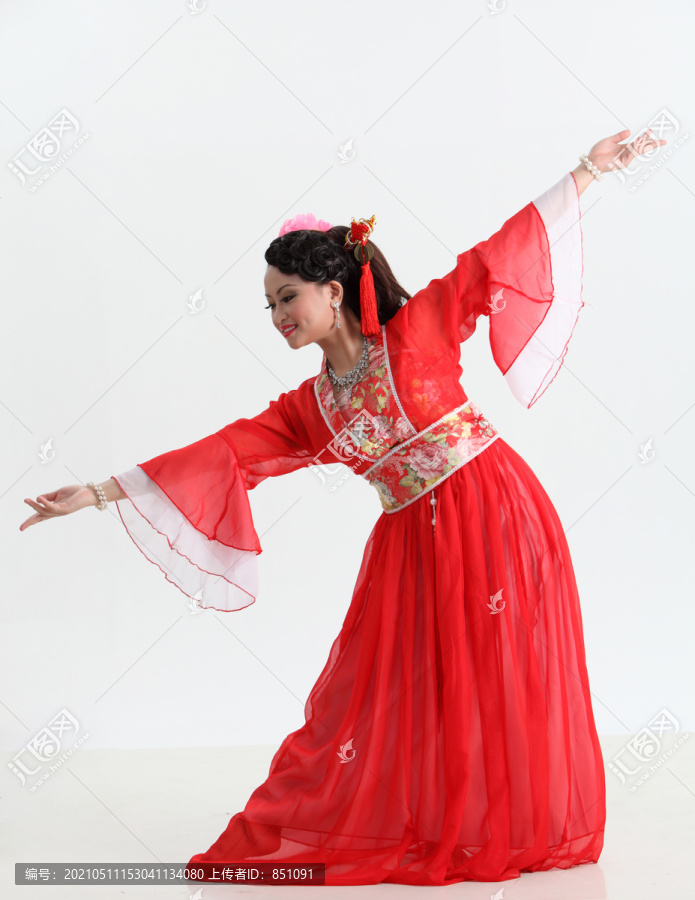 穿传统服装的中国女人的全貌
