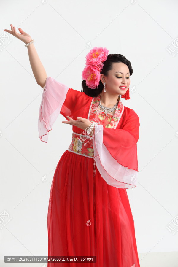 穿红色服装的中国女人的特写镜头