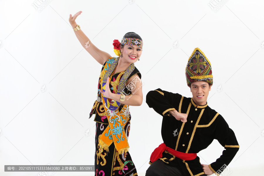 来自婆罗洲的一对穿着传统服装的情侣
