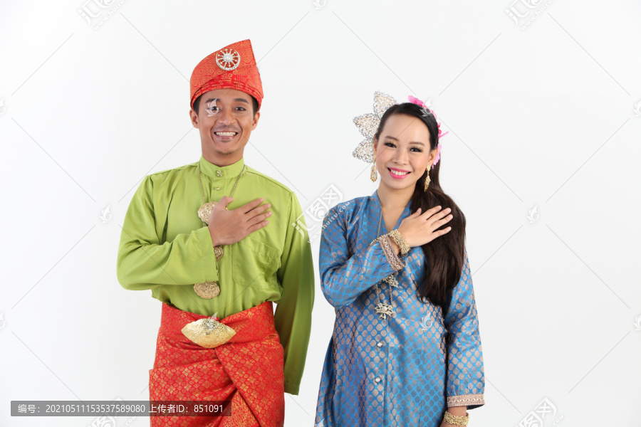 半身马来夫妇带欢迎标志