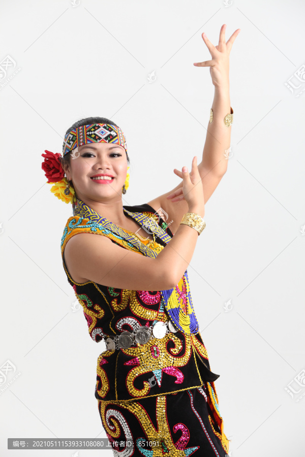 来自沙捞越的女人穿着古色古香的服装