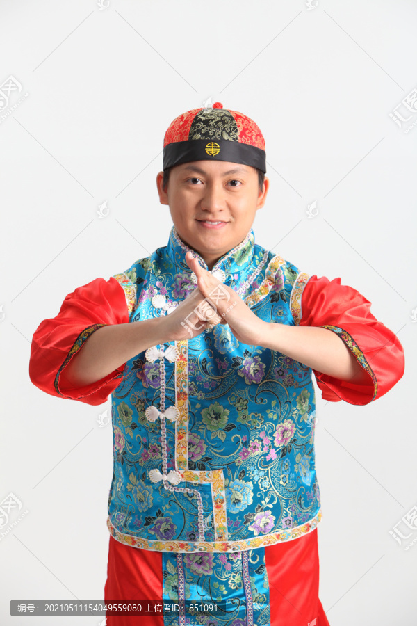 中国男人用传统服装问候的特写镜头