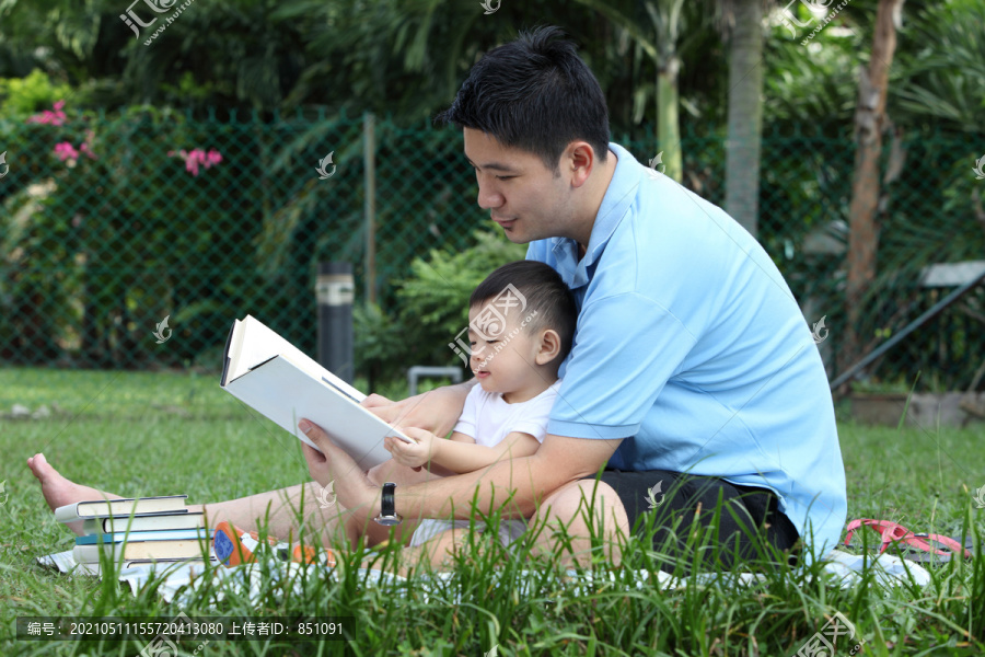 父子俩在花园里读书