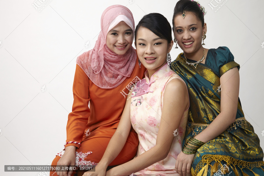 三个马来西亚人坐在一起看镜头