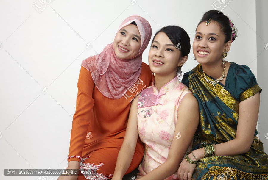 三个马来西亚人坐在一起，目光一致