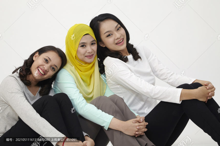 三个多种族的马来西亚人并排坐着