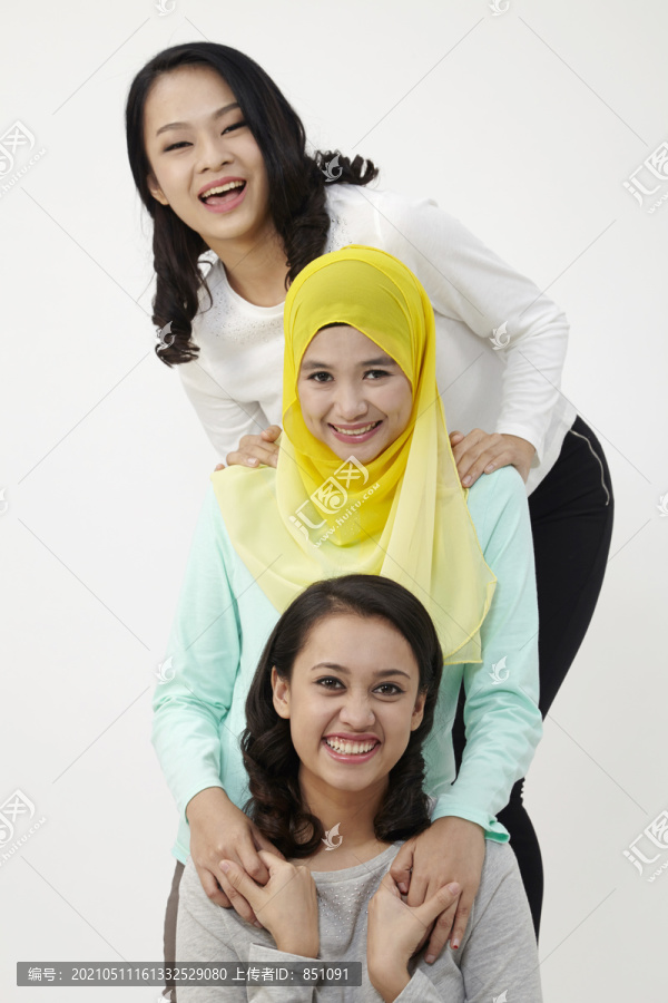 三个多种族的马来西亚人站成一排