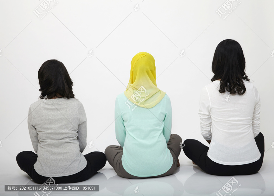 马来西亚妇女坐像后视图