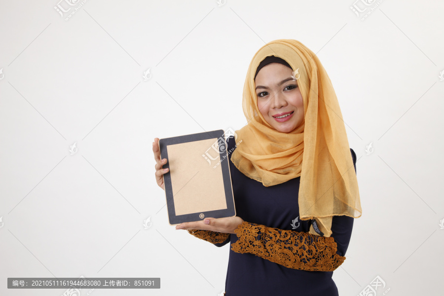 马来妇女拿着图东展示假ipad