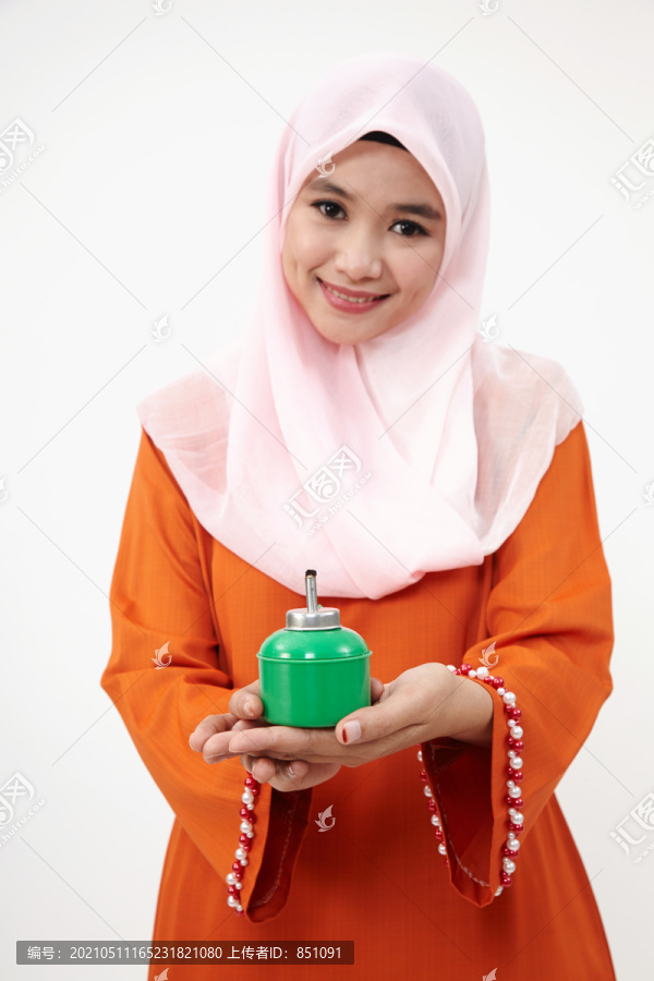 亚洲穆斯林马来妇女，白底土洞
