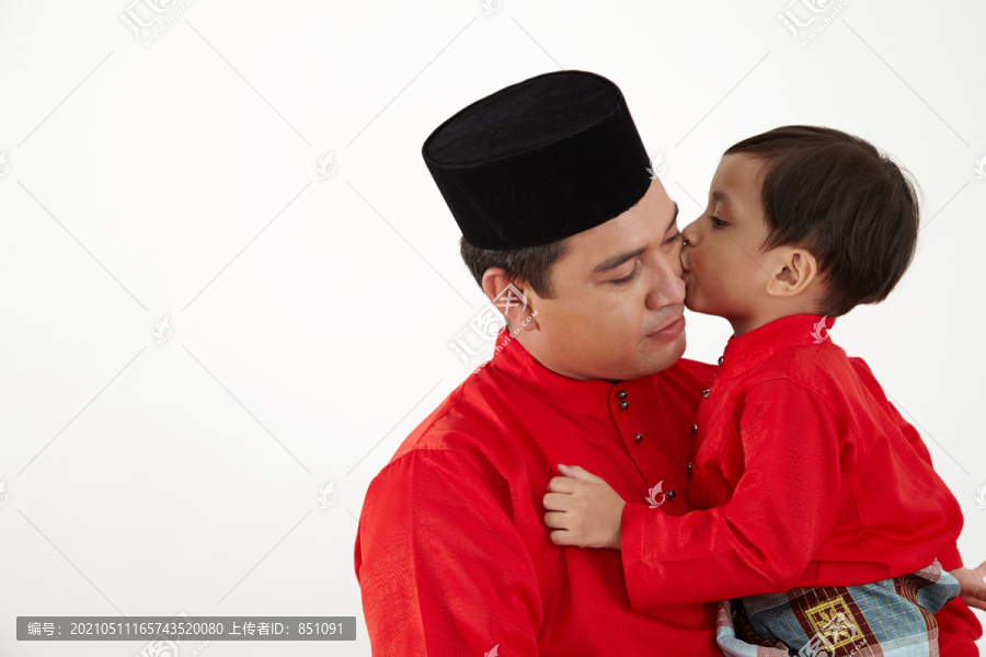 马来男孩要吻他的父亲