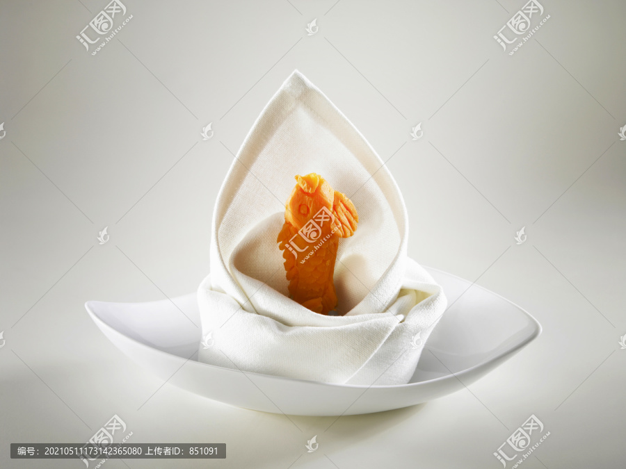 在折叠的餐巾里刻胡萝卜