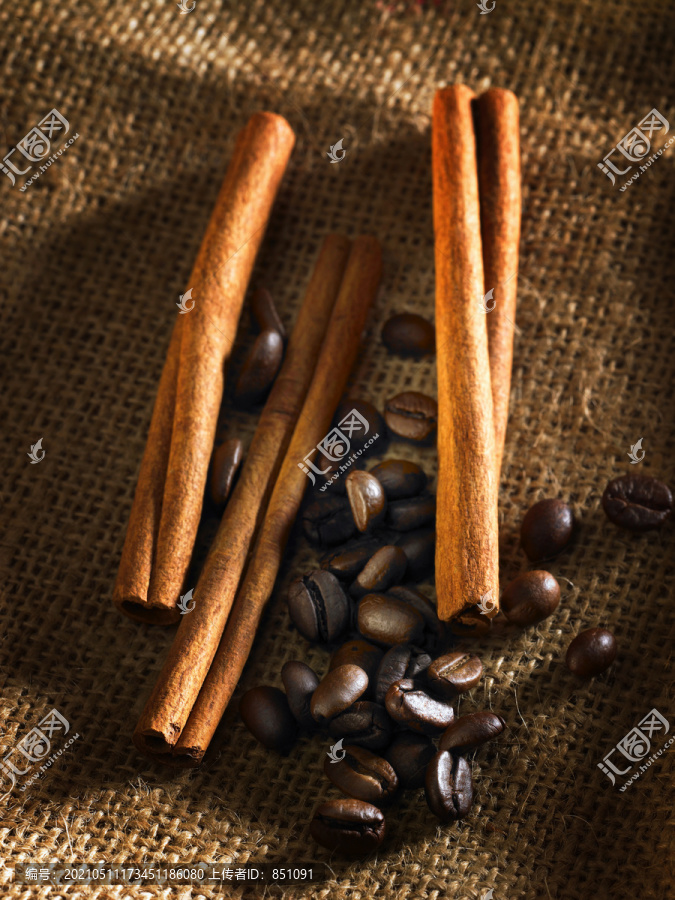 肉桂棒和咖啡豆