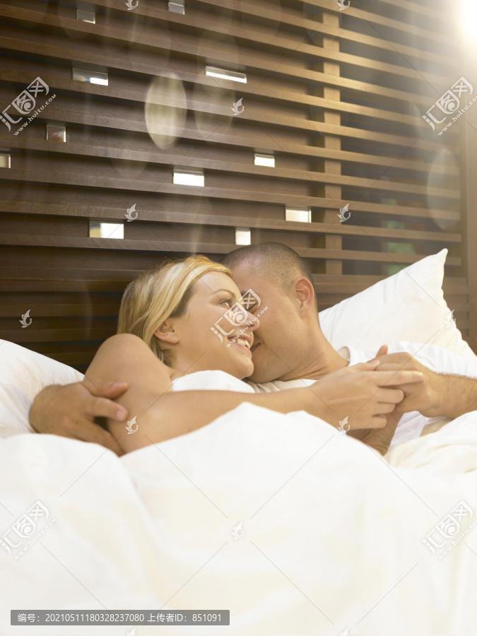 躺在床上的男人和女人