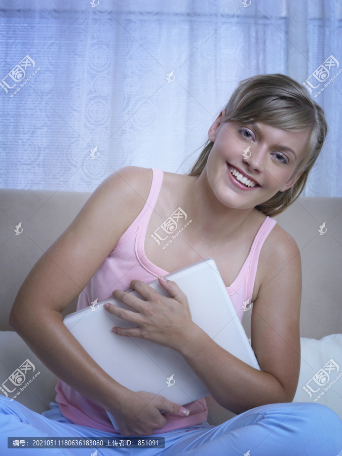 女士拥抱笔记本电脑