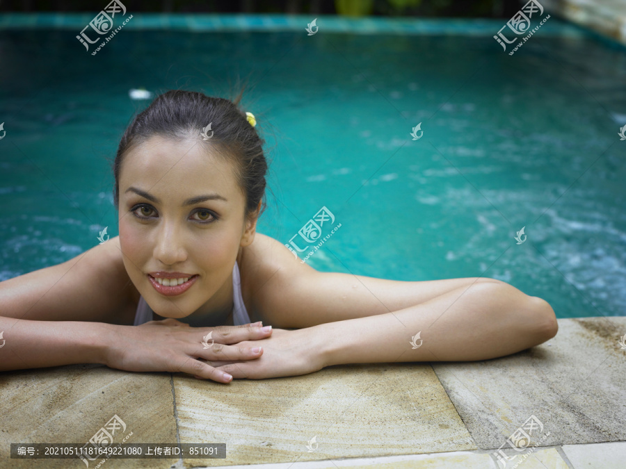 在水疗池里自娱自乐的女人