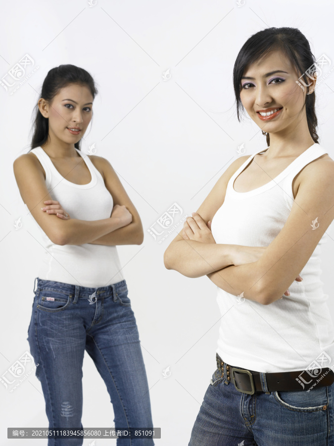 年轻的亚洲女性对着镜头摆姿势