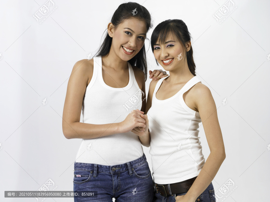 两个年轻女子对着镜头摆姿势