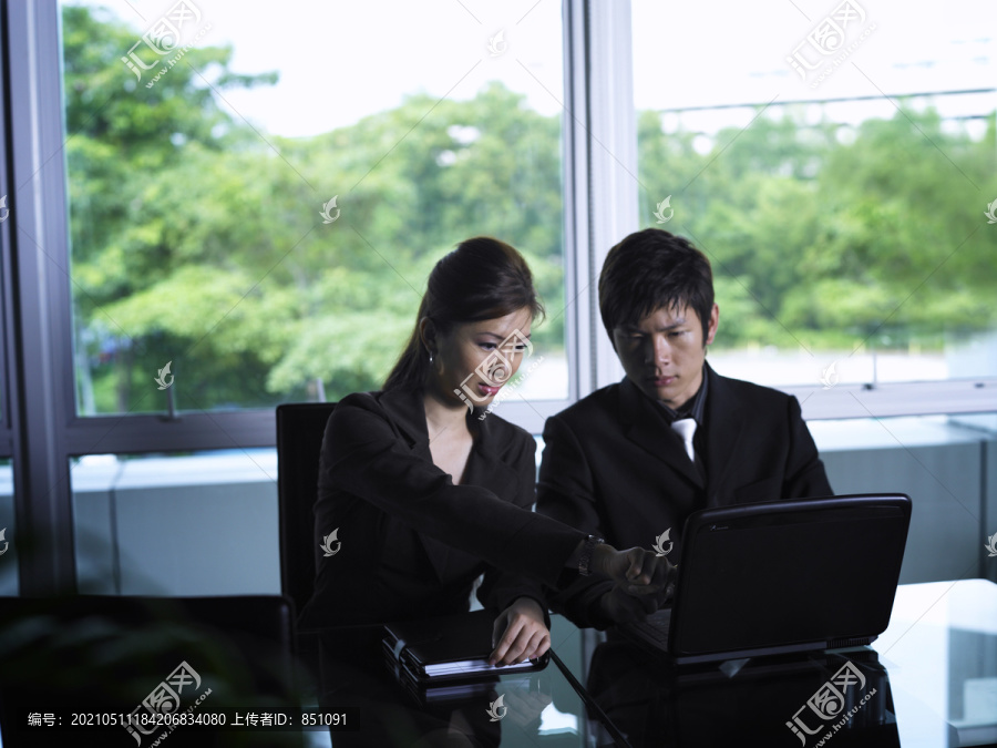 商务人士在看笔记本电脑