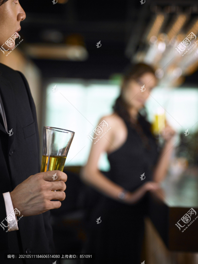 酒吧里的男人和女人