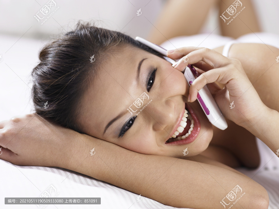 年轻女子在无线电话上愉快地聊天