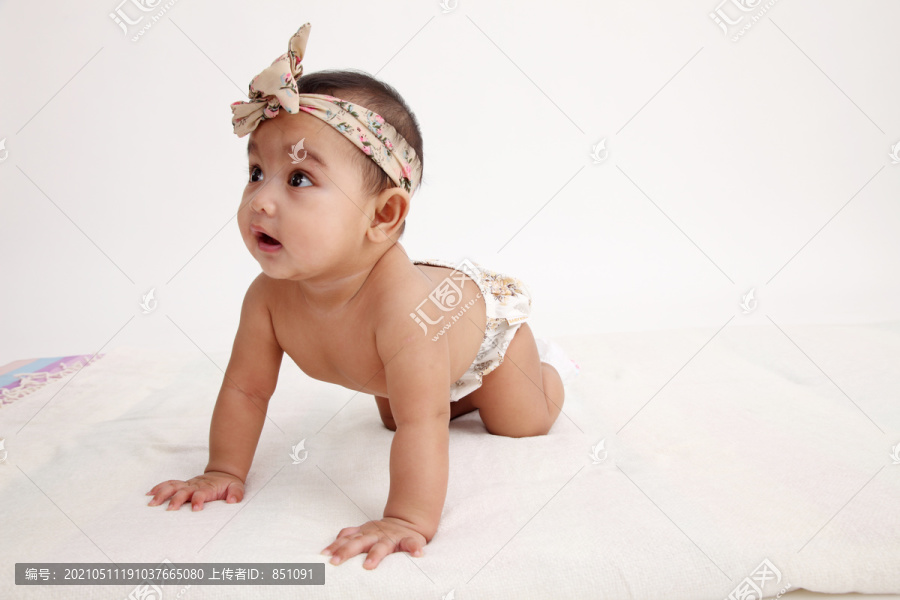 爬行姿势的马来女婴