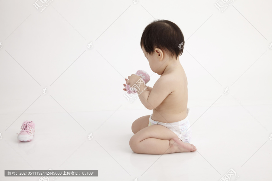 中国女婴抱鞋