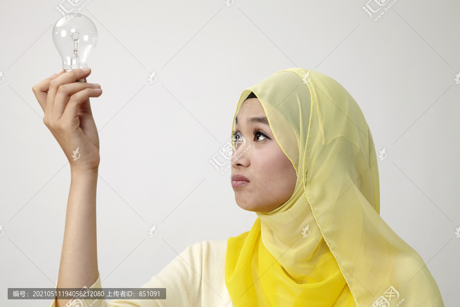 手持灯泡的马来妇女