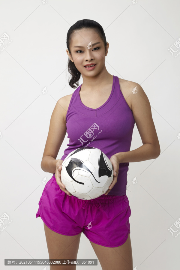 一个拿着足球的中国女人