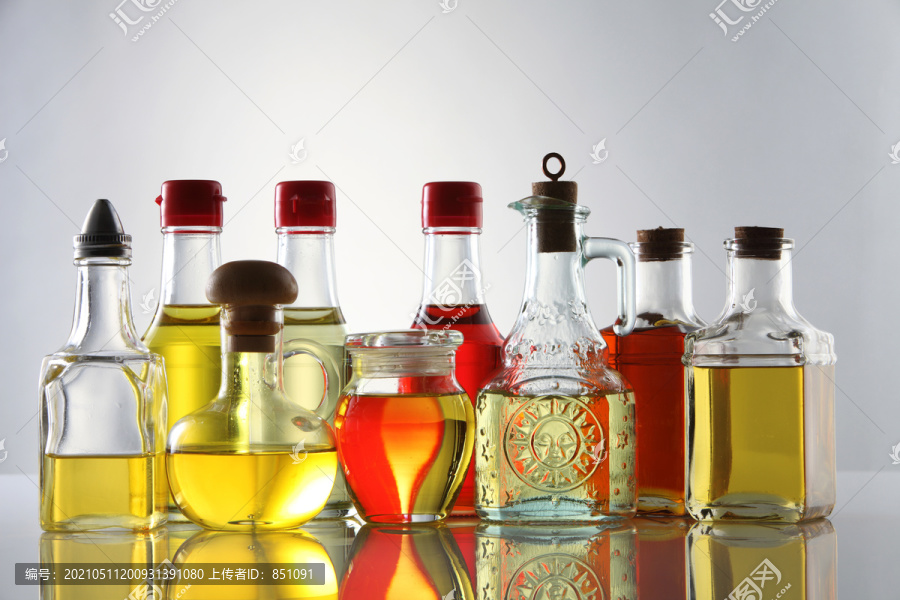 棕榈油，芝麻油，橄榄油，葡萄籽油和玉米油在白色背景玻璃瓶