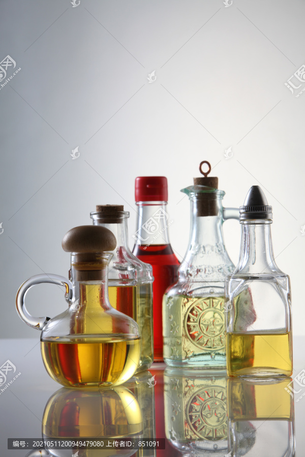 棕榈油，芝麻油，橄榄油，葡萄籽油和玉米油在白色背景玻璃瓶