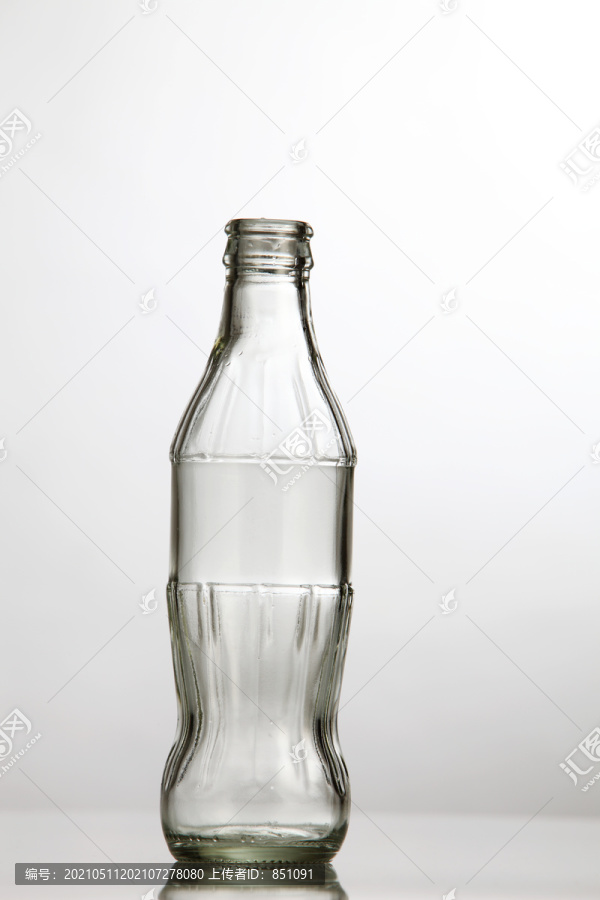 白色背景上的空玻璃瓶