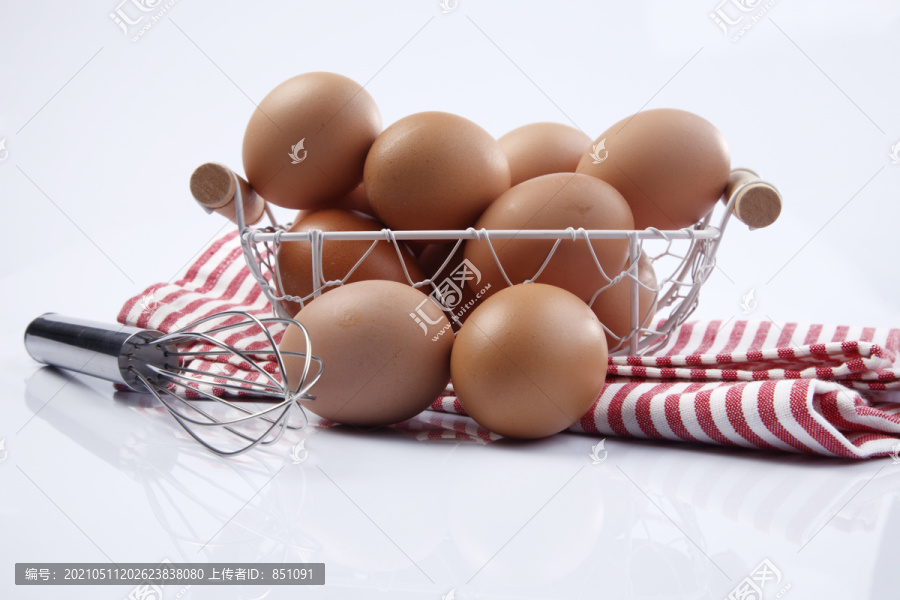 一篮子鸡蛋和搅丝器