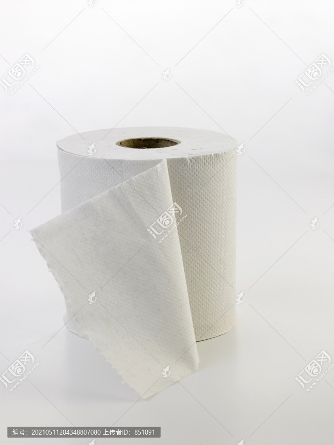 白色背景上粗糙的卫生纸